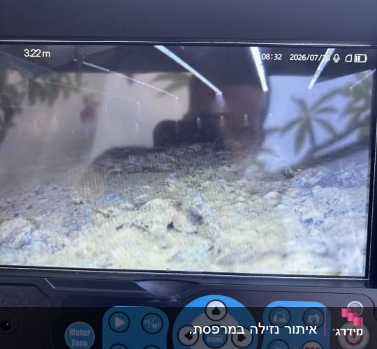 מסך מכשיר עם תצוגת קרקע וכפתורים